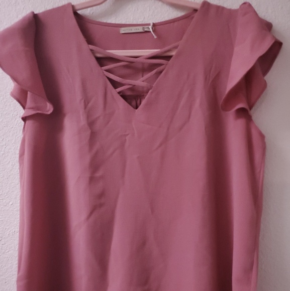 Active USA Tops - Price dropped❣Cute dress top with ruffle sleeves.